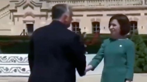 Moldaus Präsidentin verweigert Victor Orbán Handkuss