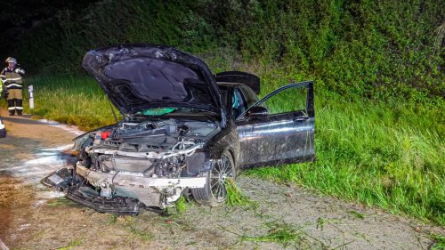 Kirchheim unter Teck: Autorennen auf A8 – Mercedes zu Schrott gefahren