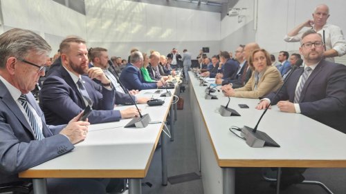 Wut über Sitzungssaal: AfD flucht über die "Sardinenbüchse"