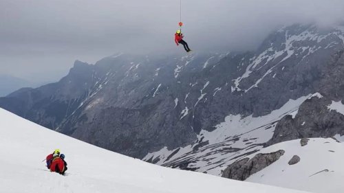 Bergsteiger an Zugspitze stürzt in den Tod – Hubschrauber retten elf weitere Kletterer