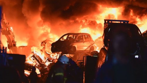 Großbrand bei Oldenburg: Schrottplatz mit Hunderten Autos in Flammen