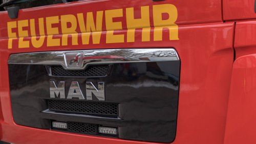 München: E-Fahrzeug brennt komplett ab – Totalschaden