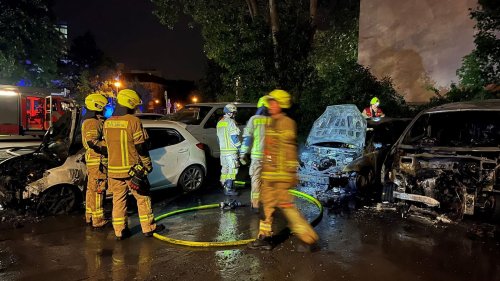 Obwohl Polizei Parkplatz bewacht: Brandstifter legt Feuer an Auto