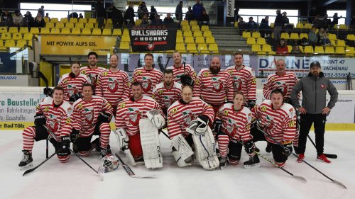 Köln: Eishockey-Benefizspiel für die Opfer in Ratingen