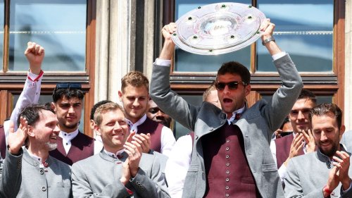 FC Bayern feiert Meisterschaft – Müller überrascht mit Musikwunsch | Live