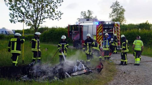 Ferrari brennt nach Autobahn-Unfall aus: Zwei Schwerverletzte auf A96
