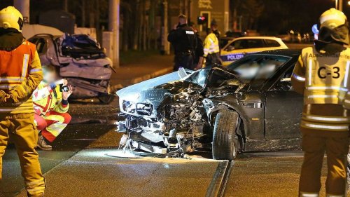 Dresden: BMW kracht mit voller Wucht in geparktes Auto – zwei Verletzte