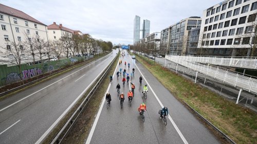 A9 in München wegen 40 Demonstranten voll gesperrt