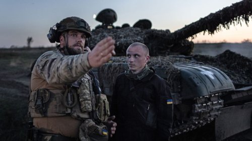 Ukrainischer Offizier hat Problem mit erbeutetem Panzer – technischer Support in Russland hilft