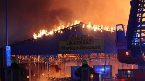 Berliner Netto-Markt brennt komplett nieder: Feuerwehr im Großeinsatz