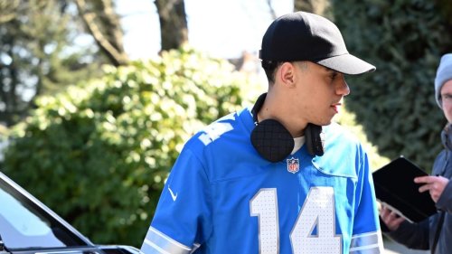Jamal Musiala trägt Trikot von NFL-Star Amon-Ra St. Brown