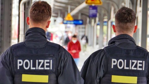 Berlin: Polizist soll Mann an Haaren über Boden am Bahnhof gezerrt haben