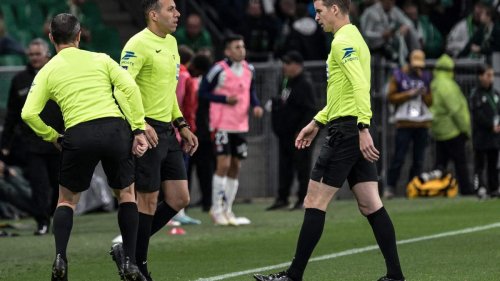 Derby in Frankreich: Linienrichter am Kopf getroffen