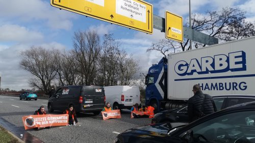 "Letzten Generation" blockiert Elbbrücken in Hamburg – Autofahrer greifen an