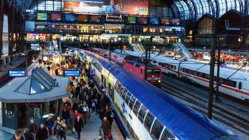 Überfüllte Züge: Chaotische Szenen am Hauptbahnhof Hamburg