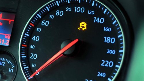 Kontrollleuchte im Auto leuchtet: Das ist jetzt zu tun