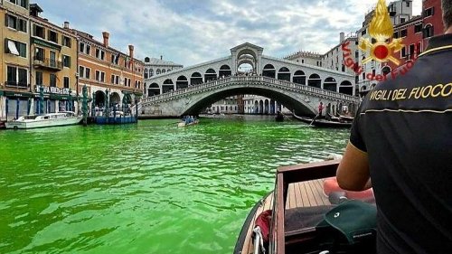 Keine Erklärung: Canale Grande in Venedig leuchtet plötzlich grün