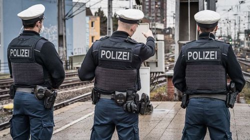 Kölner Hauptbahnhof: Frau attackiert Polizisten mit Messer