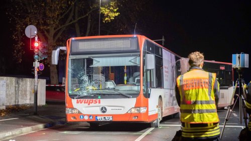 Unfall in Leverkusen: Linienbus erfasst Fußgänger – Mann gestorben