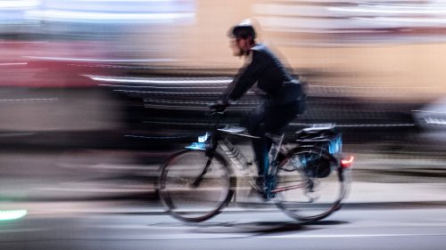Dresden: Autofahrerin übersieht Radfahrerin – 65-Jährige schwer verletzt