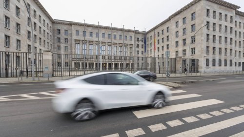Berlin: Tesla kracht in Auto auf A10 – Starkregen als Ursache