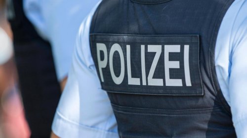 Berliner Polizei: 25-Jähriger sticht Mann im Vorbeigehen Messer in den Hals