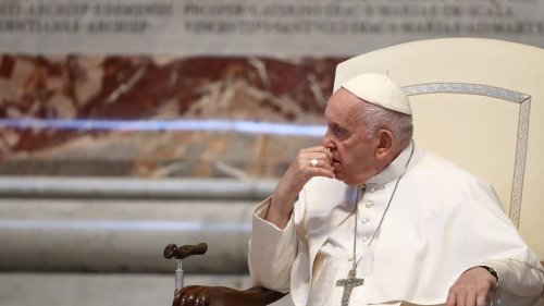 Papst Franziskus im Krankenhaus – Vatikan äußert sich nicht