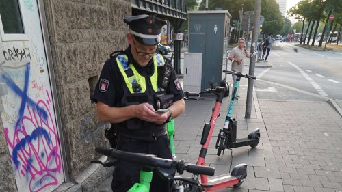 Hamburg: Polizei verteilt Knöllchen für falsch abgestellte E-Scooter
