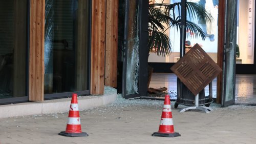 Berlin-Steglitz: Diebe zerstören Tür von Juweliergeschäft mit Auto