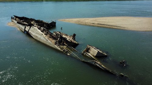 Pegeltiefstand der Donau legt deutsche Kriegsschiffe frei