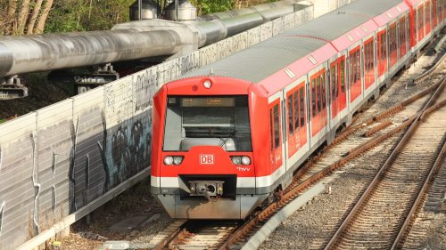 S-Bahn in Hamburg: Schwerbehinderte Frau blieb "weinend am Boden" zurück