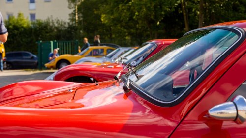 Dresden: Hundert Ferraris vor der Messe – Geheimes Luxusauto-Event?