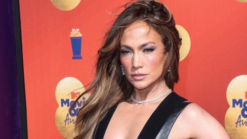 Jennifer Lopez begeistert Fans im Lederoutfit