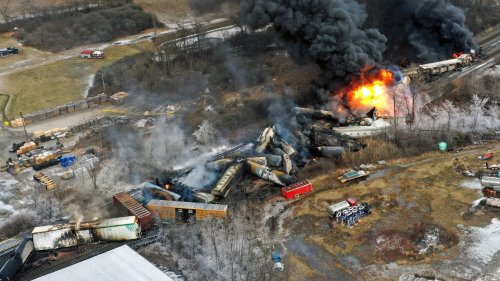 Gruoßbrand in Ohio in den USA | Zug entgleist und geht in Flammen auf