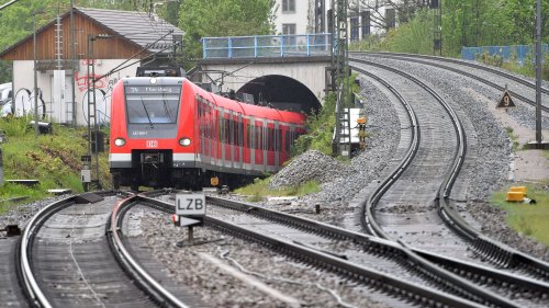 40 Kilometer Strecke wegen Streik: Mann läuft über Gleise nach München