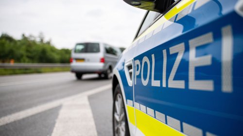 Köln: Jugendlicher bedroht Frau mit Waffe und klaut ihr Auto