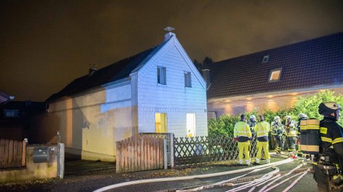 Hürth: Feuerwehr rettet zwei Menschen aus brennendem Haus – Herd als Brandursache?