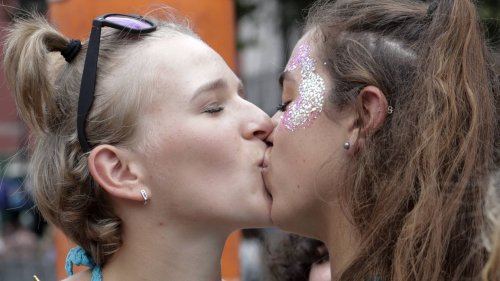 Stralsund: Theater Vorpommern schmeißt lesbisches Paar nach Kuss raus