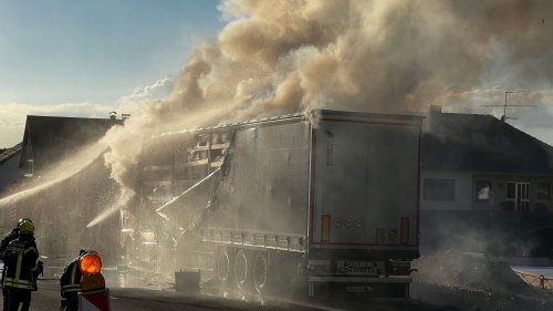 Bamberg: Voll beladener Paket-Lkw brennt aus – massiver Sachschaden