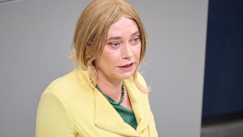 Masturbierende Frau? Grünen-Politikerin Tessa Ganserer präsentiert Tattoo