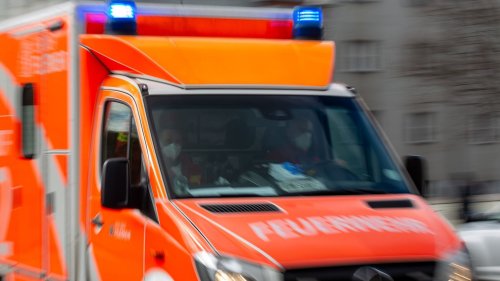 München: Arbeiter stürzt von Leiter und reißt Kollegen mit sich