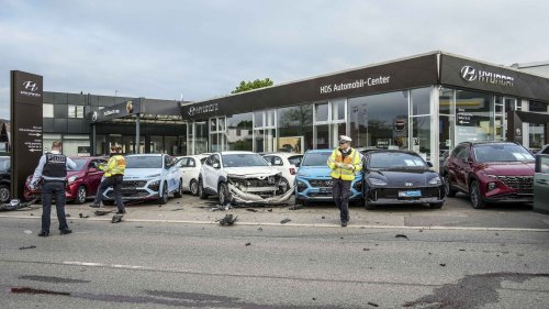 130.000 Euro Schaden: Auto kracht in Neuwagen in Leonberger Autohaus