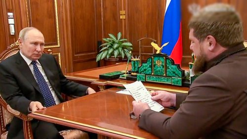 Treffen von Putin und Kadyrow: Tschetschenen-Anführer verhält sich komisch