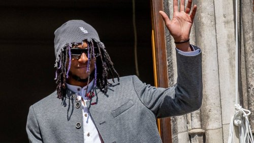 FC Bayern München: Michael Olise spielte während Meisterfeier Schach