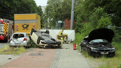 Unfall in Bremen: Taxi überschlägt sich – Fahrer schwer verletzt
