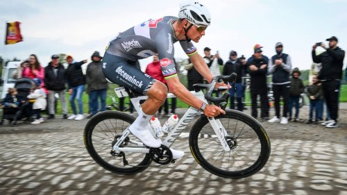 Paris-Roubaix: Van der Poel reagiert auf Flaschen-Attacke