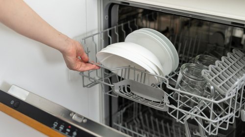 Nasses Geschirr aus der Spülmaschine? Dieser Trick hilft
