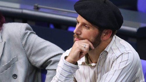 Bundestag: Linken-Politiker trägt Baskenmütze und fliegt aus Saal