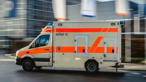 Krankenwagen stößt mit Auto zusammen – zwei Patienten tot
