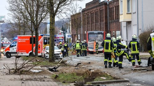 Unfall mit Bus und fünf Pkw - zwei Menschen in Lebensgefahr